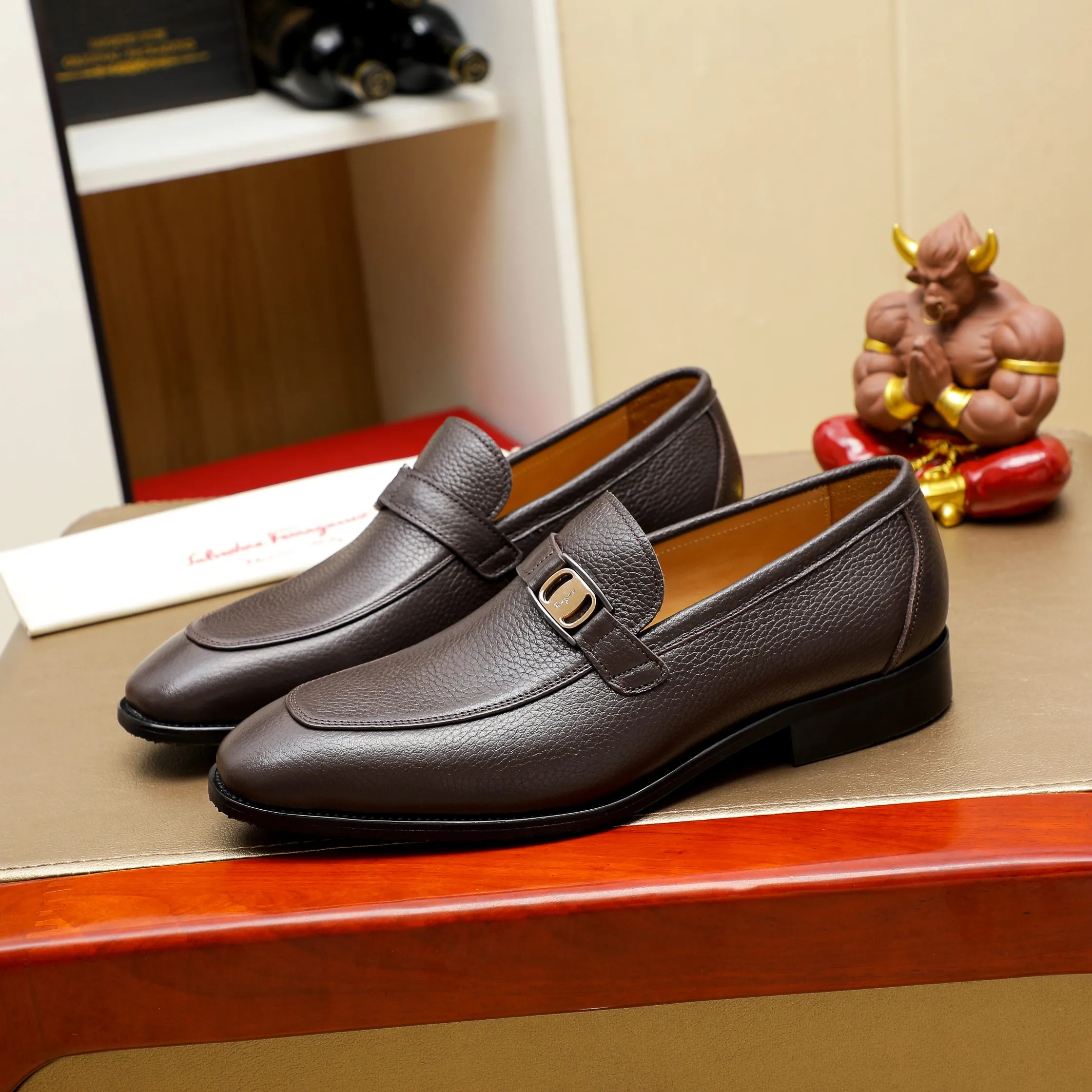 Men's shoes 💰460 🕷🕷🐂【Ferragamo】Ferragamo Popular fashion leather shoes🇨🇳Official website counter 1:1 production, original mold opening💯Good quality can be seen, imported high-end first-layer waxed calfskin, water-dyed🐂leather lining🌿very clear texture, high-quality waterproof, non-slip and wear-resistant outsole🎋high quality and low price, truly handmade🍓2 colors available! Code number 38-44……(45.46.Customized)